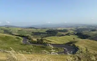 Colinas toscanas iluminadas por el sol del amanecer en Val d’Orcia