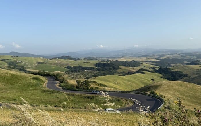 Colinas toscanas iluminadas por el sol del amanecer en Val d’Orcia