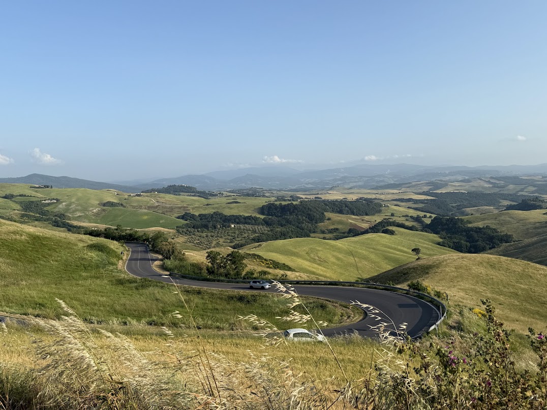 Colinas toscanas iluminadas por el sol del amanecer en Val d’Orcia