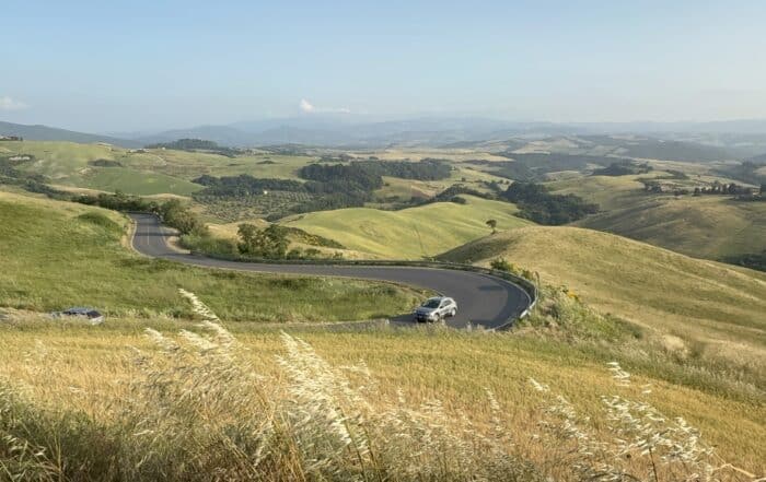 Colinas toscanas iluminadas por el sol del amanecer en Val d’Orcia