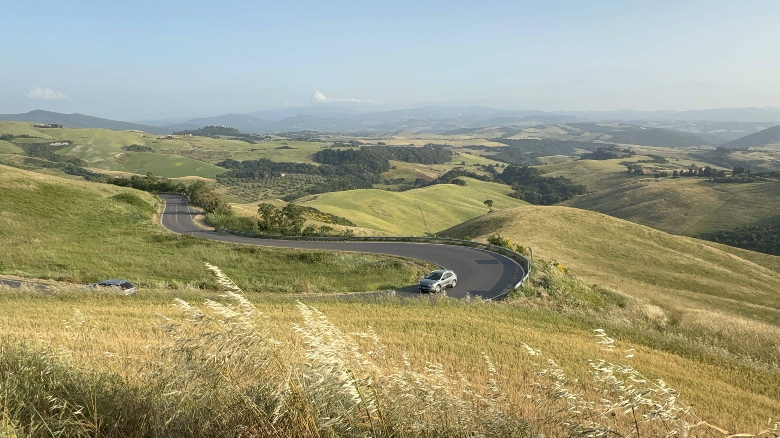 Colinas toscanas iluminadas por el sol del amanecer en Val d’Orcia